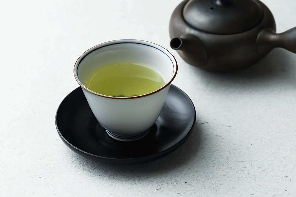京はやしやの煎茶の水色は金色透明（黄色）。
